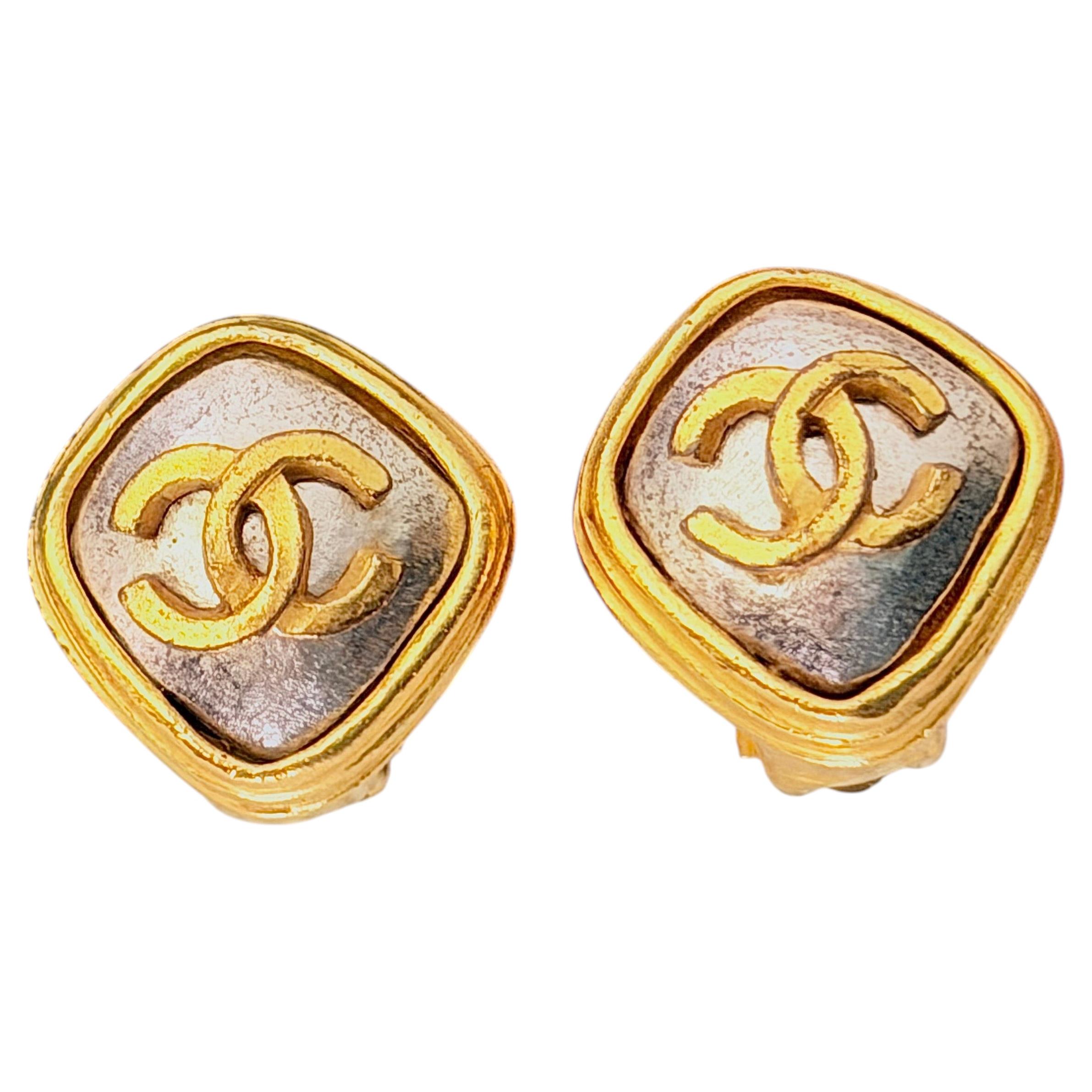 Pendientes grandes unisex «Coco» de Chanel, de 1997, con diamantes en tonos dorados y plateados brillantes, un diseño icónico en venta