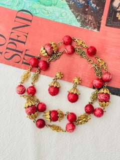 Crown Trifari, lot de 2 parures festives vintage des années 1950, en filigrane doré, avec motifs de fruits rouges et de canneberges