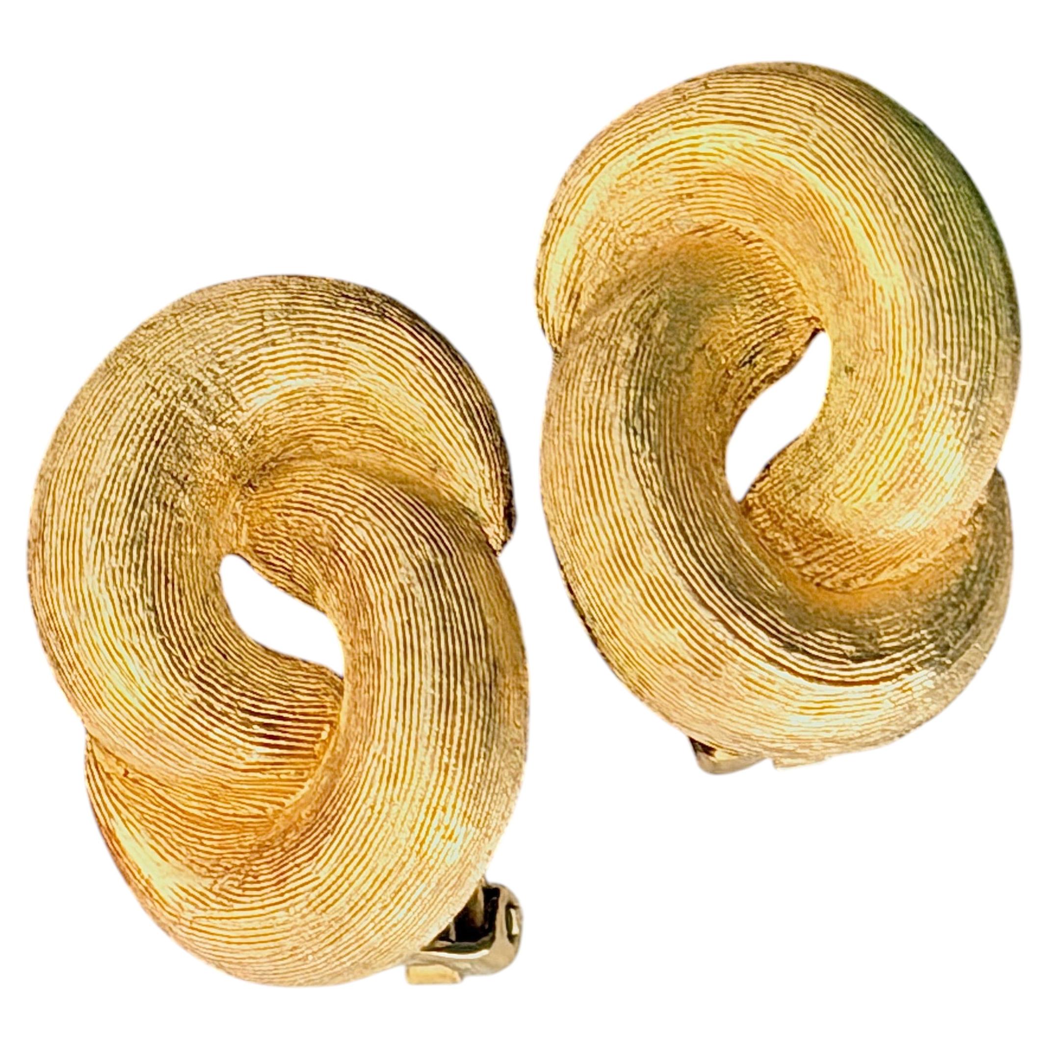 Pendientes grandes de Christian Dior Vintage, dorados, con textura, con nudos entrelazados y de diseño voluminoso en venta