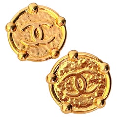 Chanel Vintage 1989 – Riesige, gehämmerte Ohrringe mit Medaillon-Motiv und Punkten im Orbit-Stil