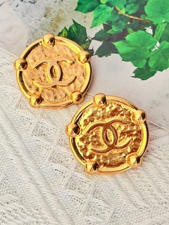 Chanel Vintage 1989 – Riesige, gehämmerte Ohrringe mit Medaillon-Motiv und Punkten im Orbit-Stil
