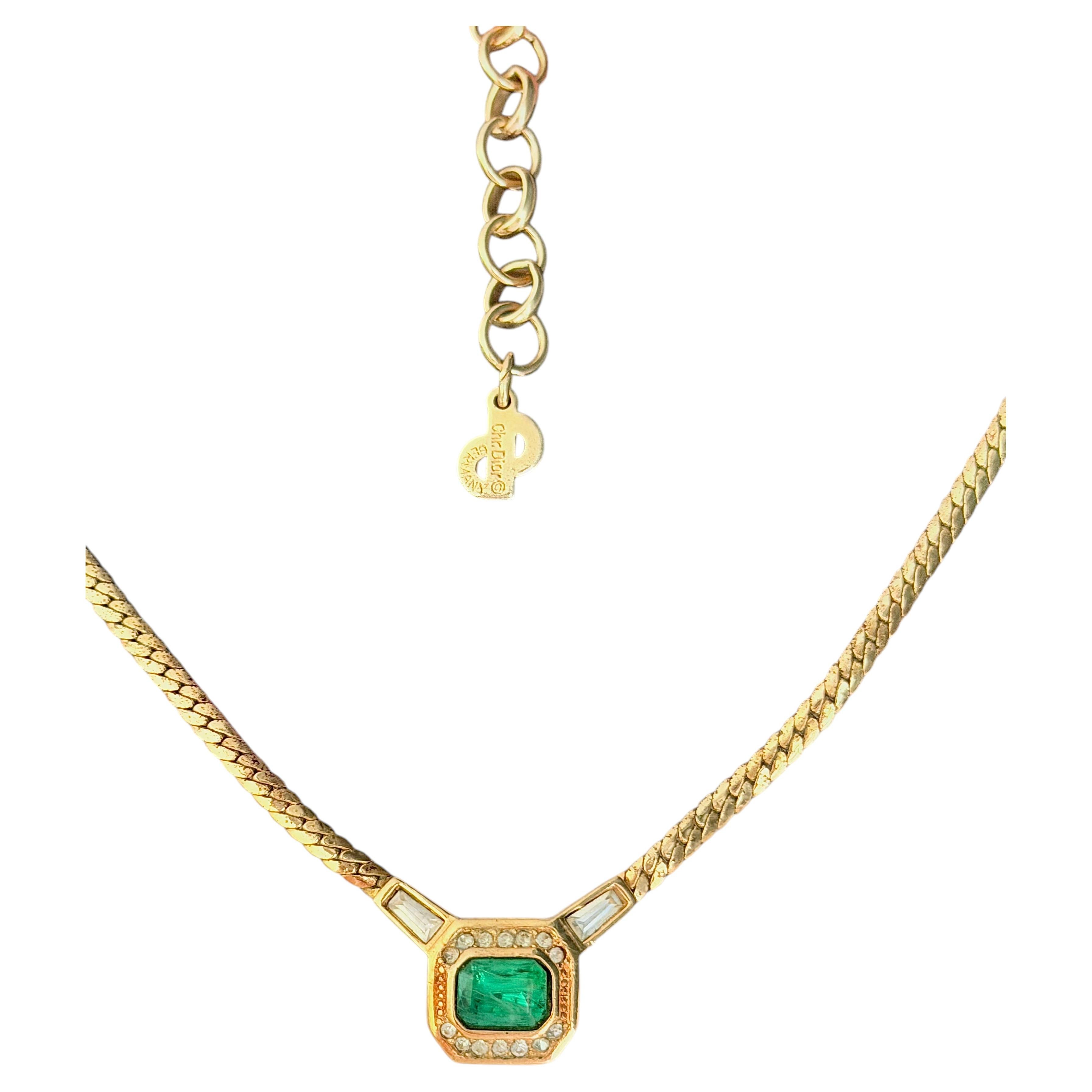 Collar de Christian Dior con eslabones y colgante octogonal Gripoix en color verde esmeralda y acabado dorado vintage en venta