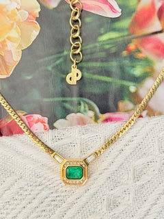Collar de Christian Dior con eslabones y colgante octogonal Gripoix en color verde esmeralda y acabado dorado vintage
