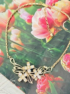 Collana Kramer vintage anni '50 con maglie traforate luccicanti a forma di trifoglio, fiore e foglia dorati