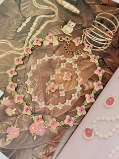 Christian Dior Vintage – Gold, Rosa, Kleeblatt, Smaragdgrün, Punkte, Kristalle, 2er-Set mit Kettenverbindung