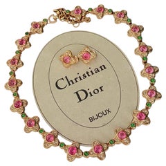 Christian Dior Vintage – Gold, Rosa, Kleeblatt, Smaragdgrün, Punkte, Kristalle, 2er-Set mit Kettenverbindung