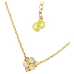 Collana Christian Dior vintage con ciondolo in oro, perline bianche, perle e cristalli