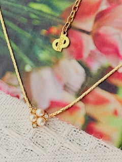 Collana Christian Dior vintage con ciondolo in oro, perline bianche, perle e cristalli