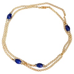 Collar largo unisex vintage de Christian Dior, con diseño icónico en oro y piedras ovaladas de color azul lapislázuli