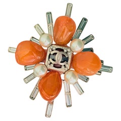 Broche grande de Chanel Vintage de 2006 con cruz de Malta de Gripoix, diseño «Starburst» y perlas naranjas