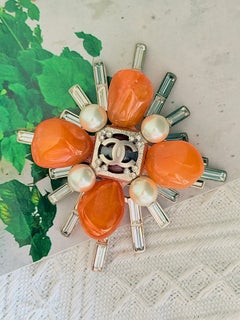Broche grande de Chanel Vintage de 2006 con cruz de Malta de Gripoix, diseño «Starburst» y perlas naranjas