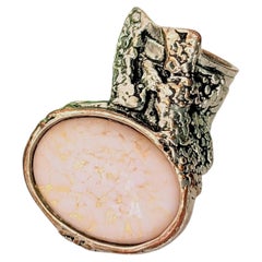 Anillo llamativo de Yves Saint Laurent (YSL), vintage, icónico y poco común, con cabujón rosa claro, n.º 7