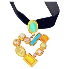Christian Lacroix Vintage-Anhänger in Form eines ovalen Herzens in den Farben Türkis, Citrinblau und Rosa mit Perle