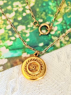 Chanel Vintage Textured Iconic Gold Circle Braided Coco Pendant Chain Necklace