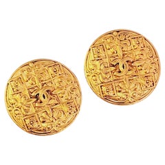 Chanel Vintage Iconic Gold Unisex Rare Baroque Iris Rose Relief Circle Earrings