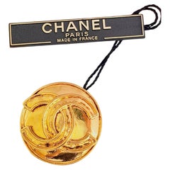Chanel Vintage 1994 Unisex Gold Iconic Circle Round Glow Large Logo Coco Brooch