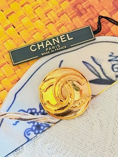 Chanel Vintage 1994 Unisex Gold Iconic Circle Round Glow Large Logo Coco Brooch