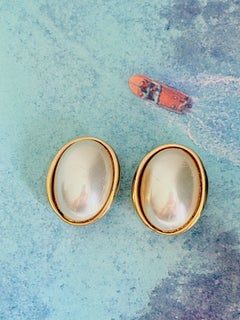 Pendientes llamativos de Christian Dior Vintage, grandes, dorados, con perlas ovaladas blancas y de gran tamaño