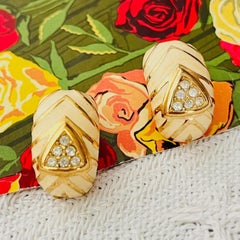 Pendientes vintage de Christian Dior, unisex, dorados, con cristales blancos en forma de triángulo y de color beige, con forma abombada