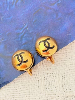 Chanel Vintage – Kultige goldene „Petite Glow Circle“ runde schwarze CC-Coco-Ohrringe