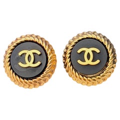 Orecchini Chanel Vintage del 1995, iconici, unisex, neri, a forma di cerchio rotondo, con motivo Coco CC intrecciato