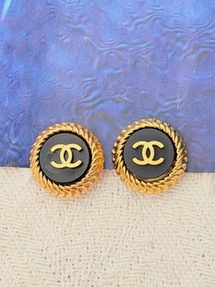 Orecchini Chanel Vintage del 1995, iconici, unisex, neri, a forma di cerchio rotondo, con motivo Coco CC intrecciato
