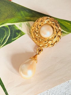 Broche YSL vintage emblématique Yves Saint Laurent, en or, avec une longue perle blanche en forme de goutte d'eau