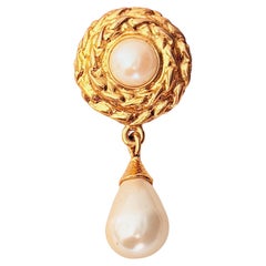 Broche YSL vintage emblématique Yves Saint Laurent, en or, avec une longue perle blanche en forme de goutte d'eau