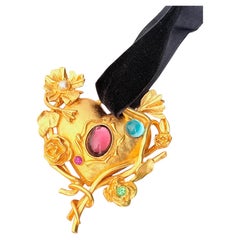 Pendentif miroir « Heart Flower » en améthyste et émeraude de Christian Lacroix Haute Couture