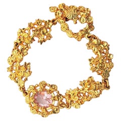 Pulsera «Lava Flower» de Christian Lacroix Haute Couture, en rosa dorado iridiscente