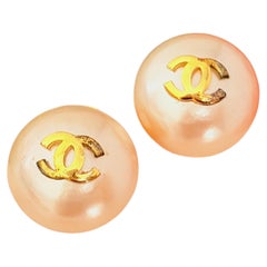 Boucles d’oreilles rondes Chanel Vintage 1988 : modèle emblématique et rare, perle blanche et or, motif CC Coco Circle