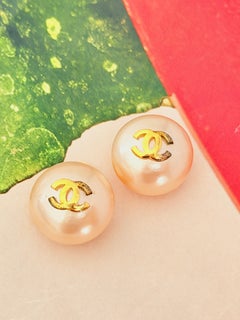 Boucles d’oreilles rondes Chanel Vintage 1988 : modèle emblématique et rare, perle blanche et or, motif CC Coco Circle