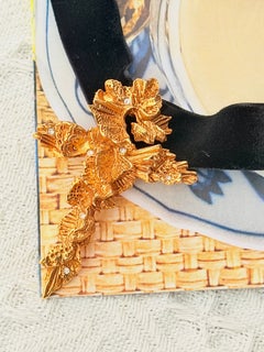 Broche-pendentif Christian Lacroix : croix emblématique en or avec dragon, dentelle et cristaux – pièce rare