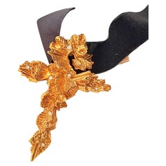 Broche-pendentif Christian Lacroix : croix emblématique en or avec dragon, dentelle et cristaux – pièce rare