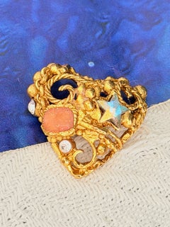 Broche Christian Lacroix emblématique et rare, en forme de cœur baroque, avec des cristaux « Aurora Star » roses