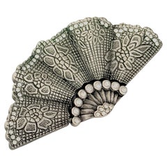 CHRISTIAN DIOR John Galliano : broche imposante ornée de cristaux argentés texturés en forme d'éventail, modèle emblématique
