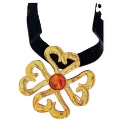 Broche pendentif « Gripoix » en forme de grand trèfle orange, collection YSL Haute Couture d'Yves Saint Laurent