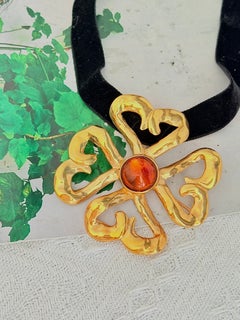 Broche pendentif « Gripoix » en forme de grand trèfle orange, collection YSL Haute Couture d'Yves Saint Laurent