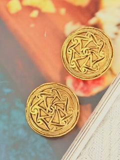 Chanel Vintage – Kultige große goldene Coco-Ohrclips mit spiralförmigem Reliefmuster