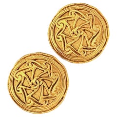 Chanel Vintage – Kultige große goldene Coco-Ohrclips mit spiralförmigem Reliefmuster