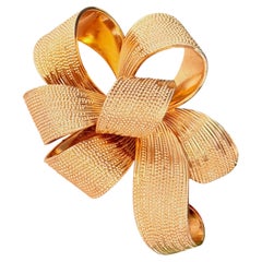 Christian Dior GROSSE 1965 : broche emblématique en forme de grand nœud festif aux couleurs vives et aux boucles ondulées