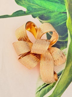 Christian Dior GROSSE 1965 : broche emblématique en forme de grand nœud festif aux couleurs vives et aux boucles ondulées