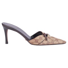 Gucci GG Canvas Pumps mit spitzer Zehenpartie – 2000er Jahre