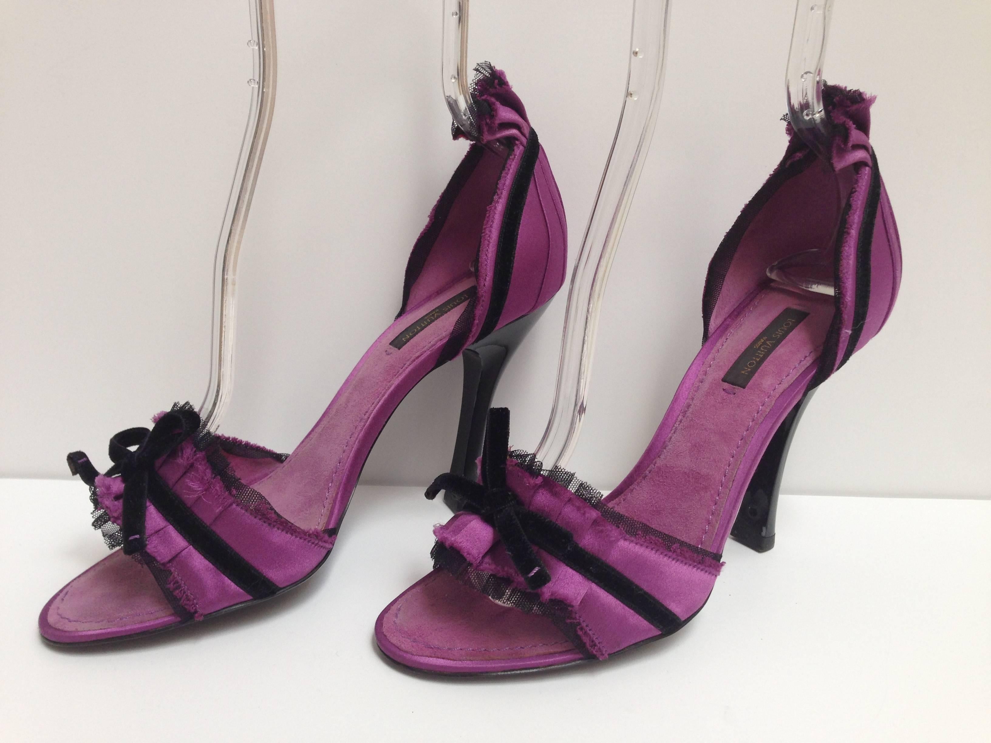 Louis Vuitton Balmoral Purple Satin & Black Velvet D'Orsay Heels  
Retail: $650,- Size: 37.5
The 