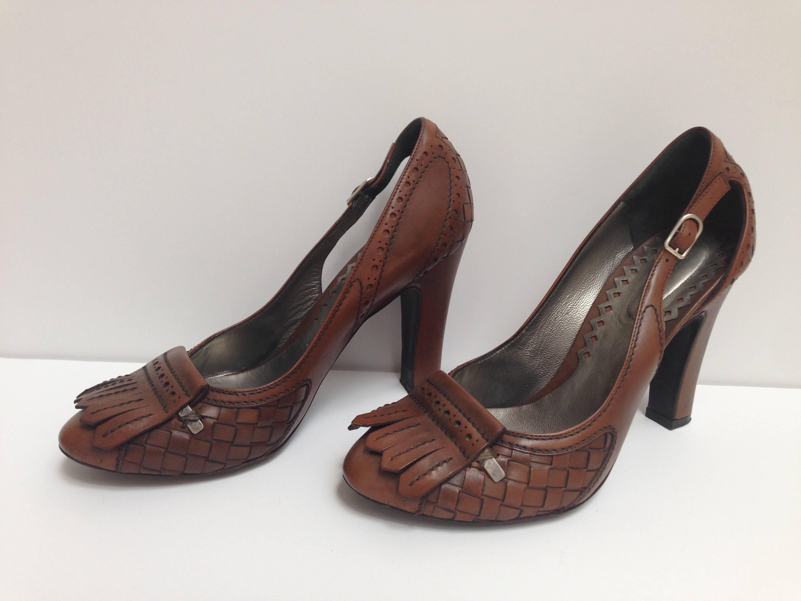 Bottega Veneta Brown Leather Fringe Pumps 
Size: 37.5 ITA - 7.5 US    Original Retail Price: US $790
These perfect for work pumps by Bottega Veneta are made from brown
leather. The vamps are accented with fringe and perforated detailing.