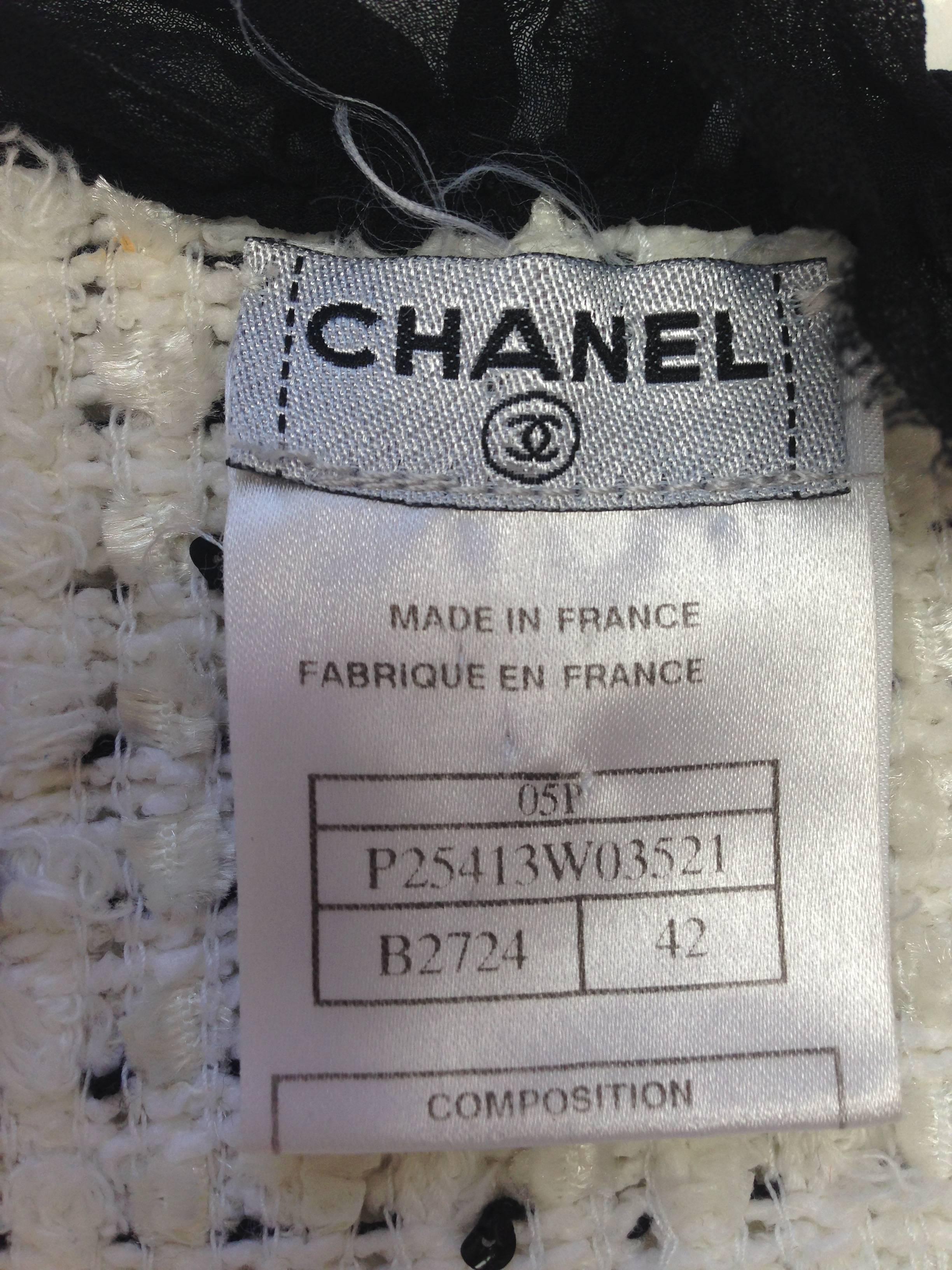CHANEL 05P Black White Tweed Ribbon Trim Lesage Sleeveless Cardigan Sweater 42 In Excellent Condition In Westlake Village, CA