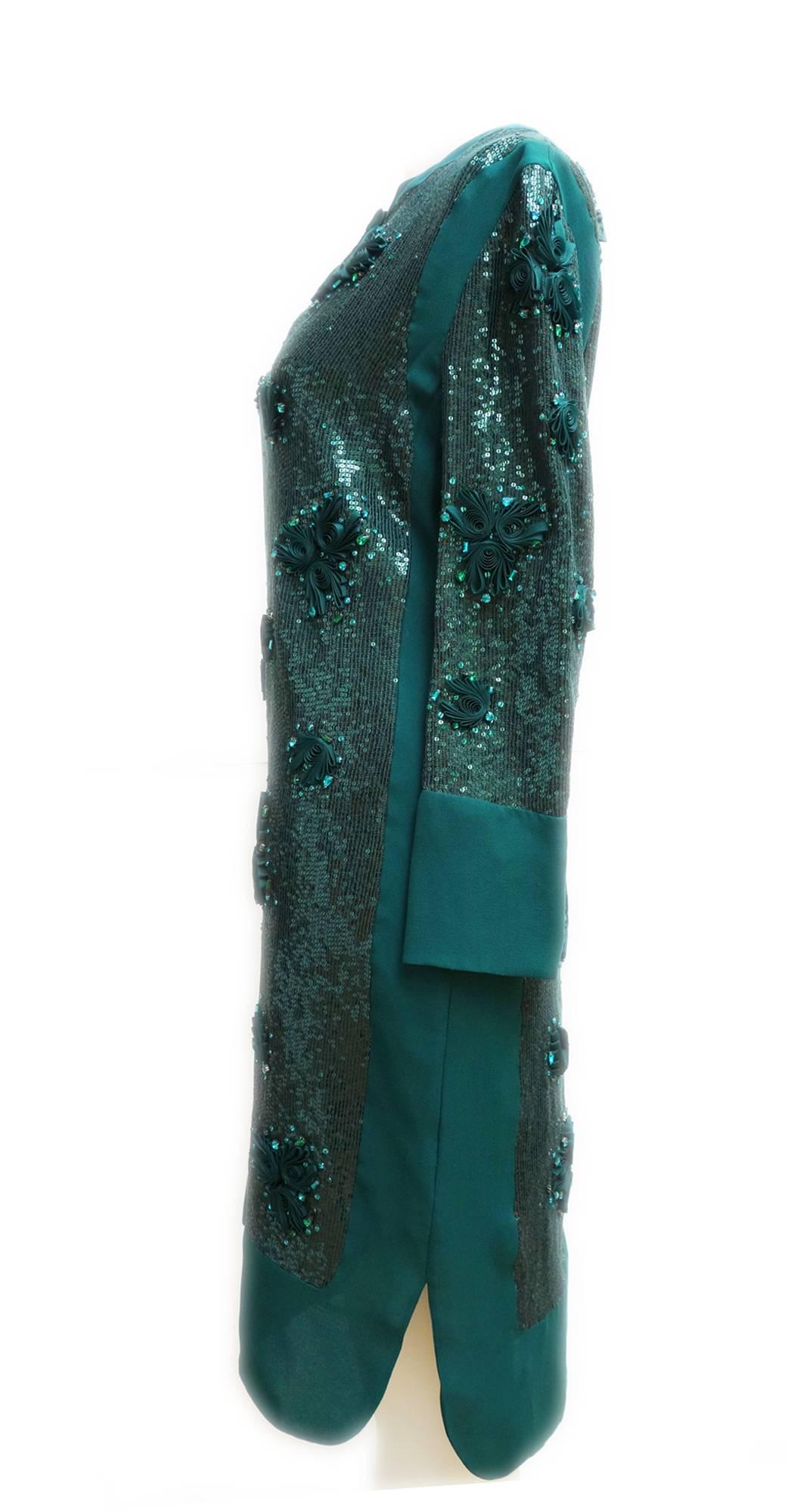 Authentic VALENTINO Emerald Green Sequin Beaded Dress Size 8
New without tag. Retail: $5,990.-

This jaw-dropping, but timelessly elegant dress is embellished with thousands of sequins that shimmer in the light, accented by floret ribbons on