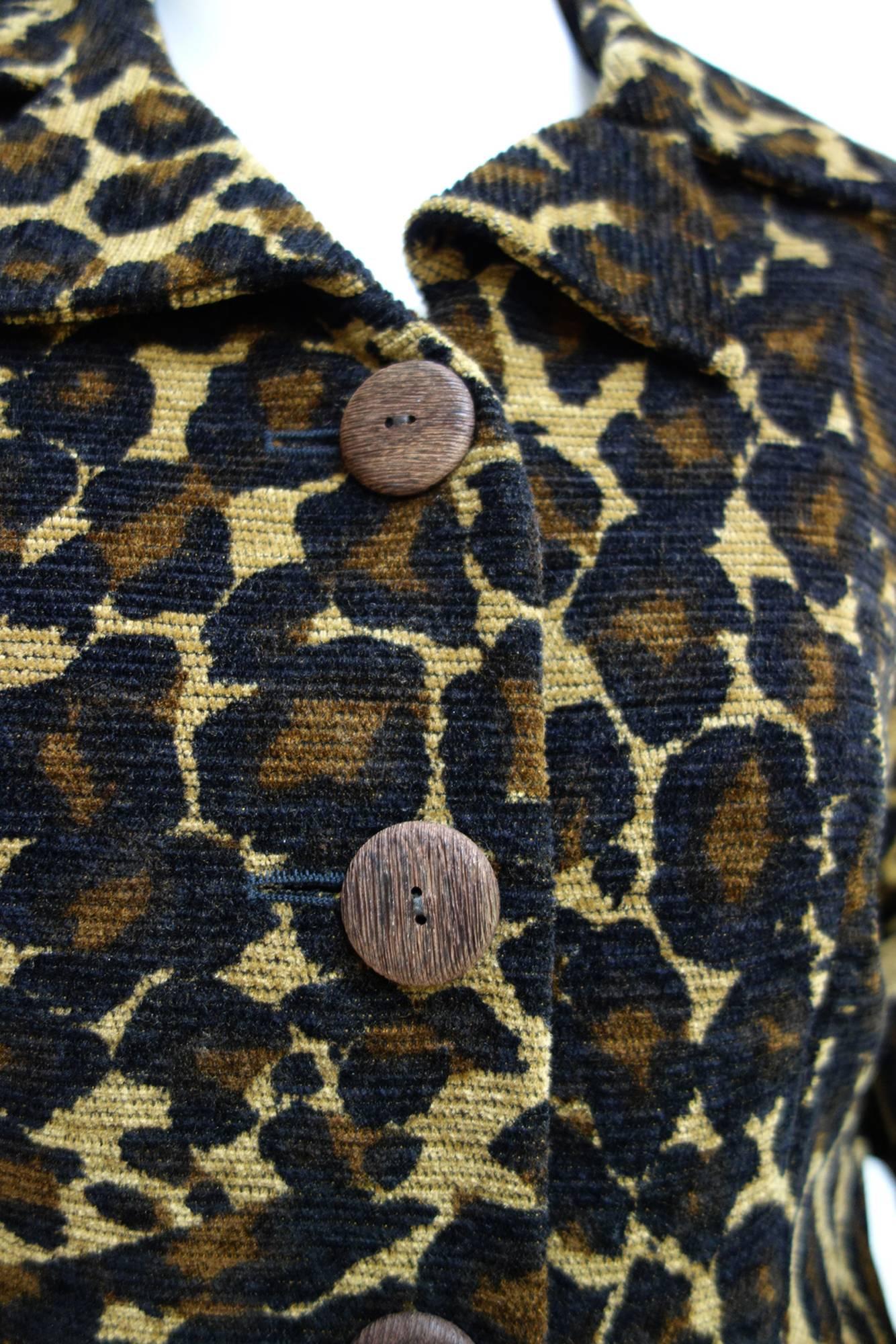 Vintage Yves Saint Lauren Rive Gauche Leopard Print Jacket Blazer
Size 36 FR​ / 2-4 US
Velvety, corduroy style material, composed of: 
49% Rayon, 35% Nylon, 16% Acrylic
Fully lined with 100% Acetate 
Front Closure: Three large wooden