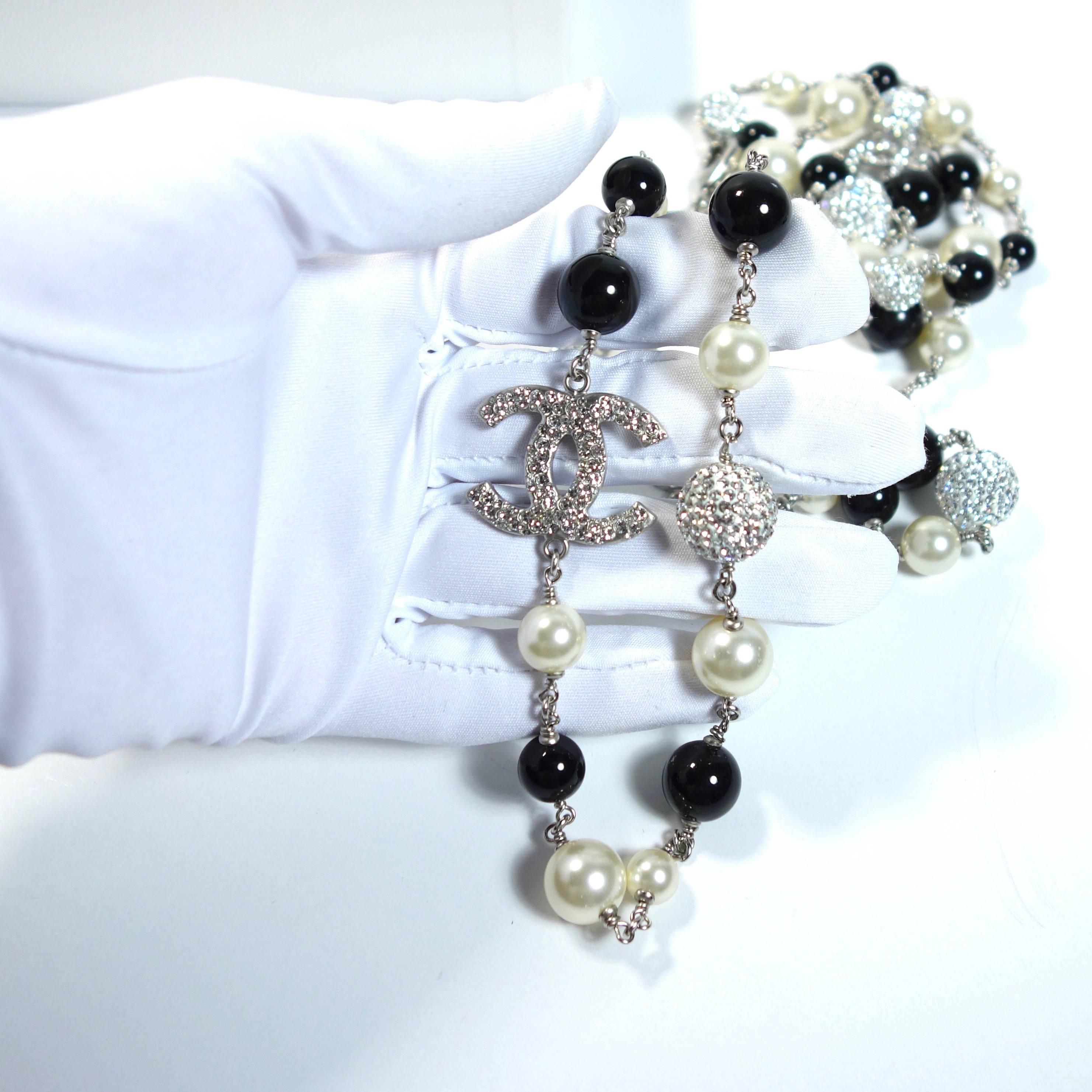 Rare CHANEL 11P CC Black and White Pearl with Crystal Balls Long Necklace In New Condition In Westlake Village, CA