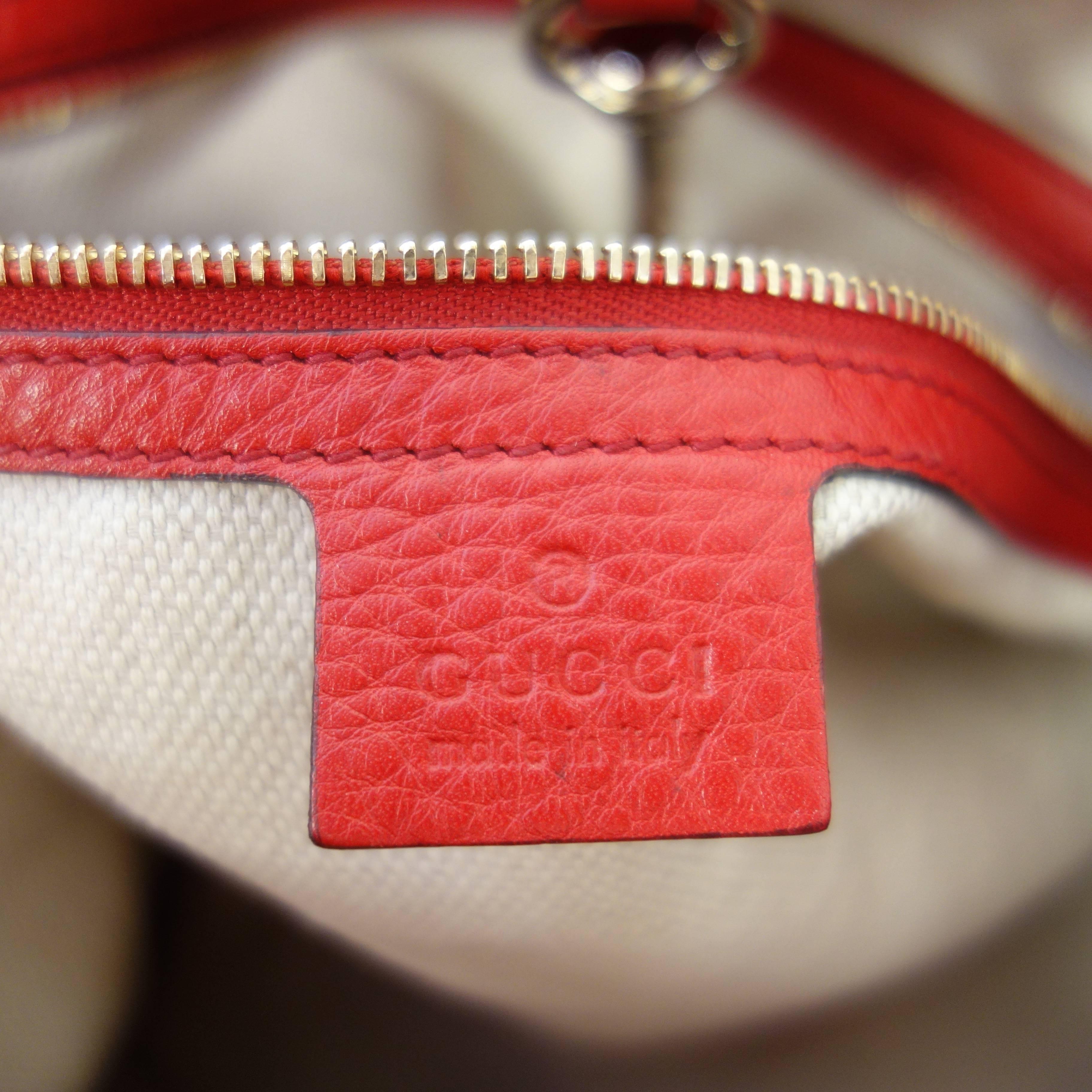 Gucci Soho red leather shoulder bag with double chain shoulder straps and an embossed interlocking G. 

Detachable leather tassel.
Natural cotton linen lining.
Double chain shoulder straps with leather shoulder pad 7